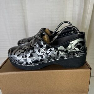 Dansko Womens LT Pro Twisty Patent Leather Clog Size 40 Comfort nursing shoes C7